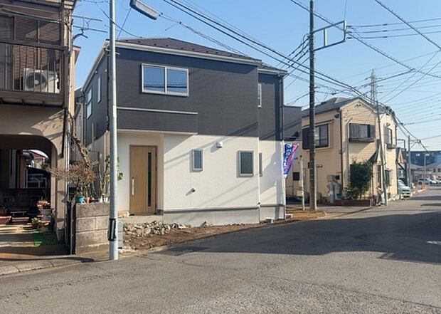 【前面道路含む現地写真_2】お持ちの車種によっては前面道路が広い方が便利でしょう。しかし、前面道路が広ければその分交通量が多くなるため、騒音などが気になる場合があります。実際に現地を見学し、周辺交通量や騒音などを確認しましょう！