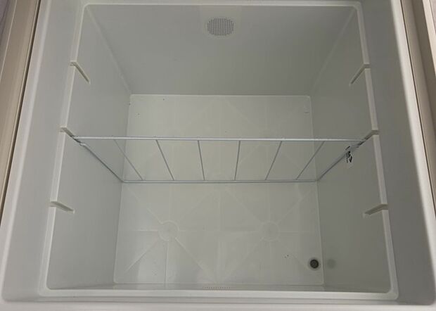 【キッチン床下収納】キッチン床下収納は、調理器具や食器などをスッキリと収納できる便利なスペースです。収納量が多いもの、引き出しがスムーズに開閉するものなど、使い勝手の良いものを選ぶことが大切です。また、湿気がこもりやすい場所なので、通気性の良いものを選ぶこともおすすめです。