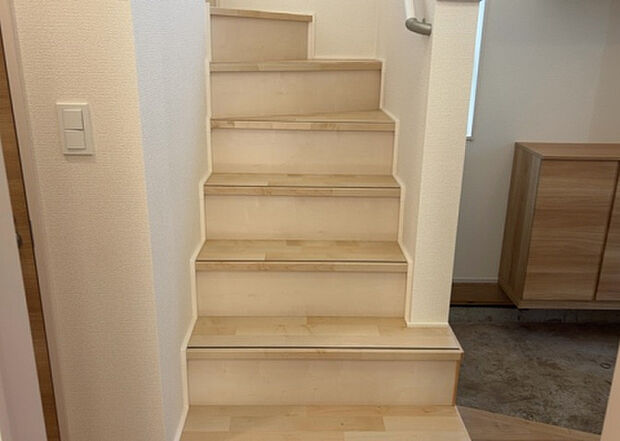 【内装】建物の上下階の通路である階段は、その位置によって動線や室内の印象が大きく左右されます。手摺にも重要な役割があり、転倒の防止・歩行や動作を円滑にして日常生活を支えることを主な目的として設置されています。