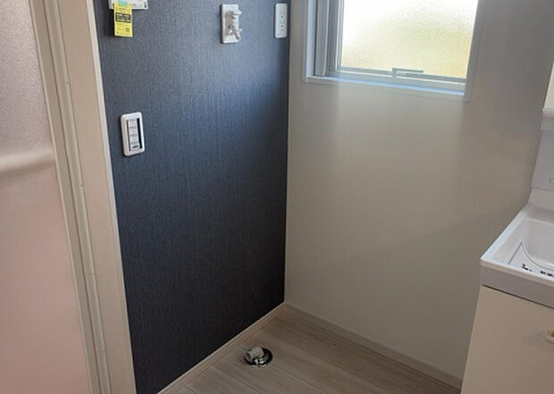 【ランドリースペース】ランドリースペースも気になります。洗濯機置場があり「洗う、干す、取り込む、アイロンがけ、たたむ」など、洗濯に関する家事をするための空間です。広さや収納など付帯設備も含めて、詳細は現地でご確認ください。