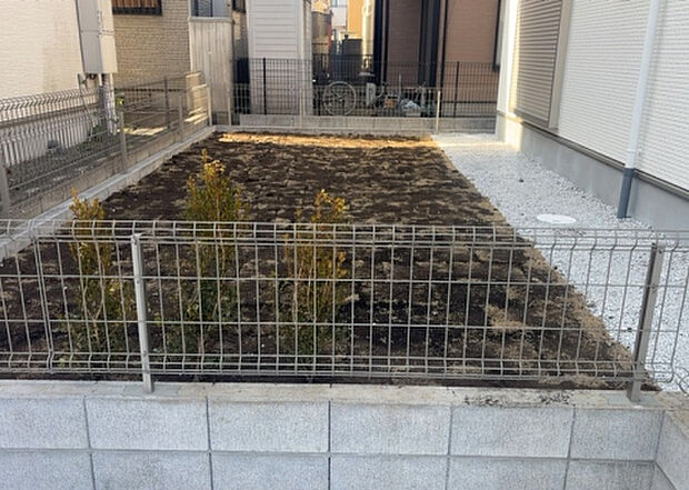 【庭】庭があることでガーデニングや家庭菜園はもちろん、こどもの遊び場やペットを放して遊ぶことができます。また、家の周囲に余裕があるということです。隣地との間があれば、十分な日当たりと、風通しが確保できます。