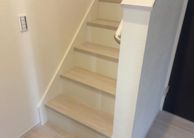 【内装】建物の上下階の通路である階段は、その位置によって動線や室内の印象が大きく左右されます。手摺にも重要な役割があり、転倒の防止・歩行や動作を円滑にして日常生活を支えることを主な目的として設置されています。