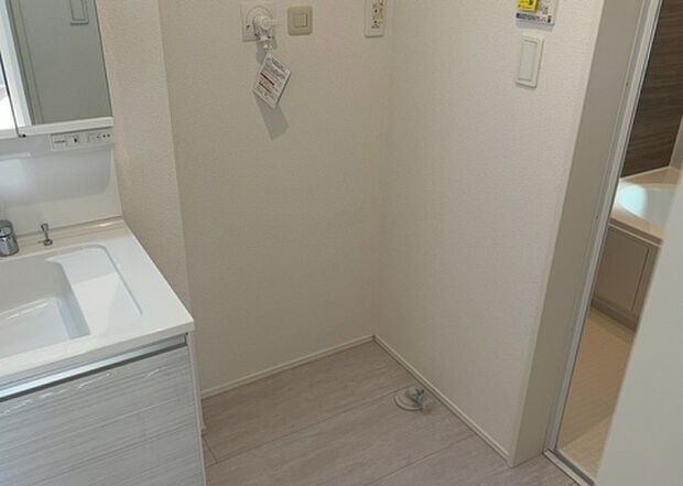 【ランドリースペース】ランドリースペースも気になります。洗濯機置場があり「洗う、干す、取り込む、アイロンがけ、たたむ」など、洗濯に関する家事をするための空間です。広さや収納など付帯設備も含めて、詳細は現地でご確認ください。