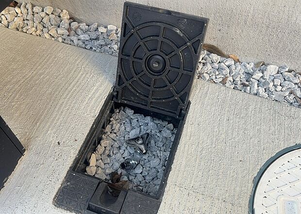 【外水栓】外水栓は、庭の水やりや洗車など、様々な用途に使える便利な設備です。ホースがしっかりと接続できるもの、水圧が安定しているものなど、使い勝手の良いものを選びましょう。また、凍結防止機能が付いているものなら、冬場でも安心して使用できます。