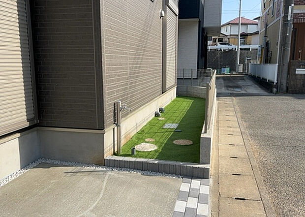 【庭】庭があることでガーデニングや家庭菜園はもちろん、こどもの遊び場やペットを放して遊ぶことができます。また、家の周囲に余裕があるということです。隣地との間があれば、十分な日当たりと、風通しが確保できます。