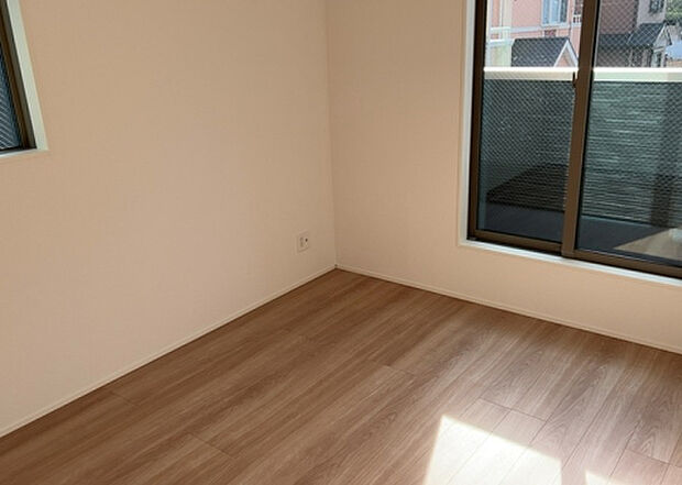 【洋室】洋室のメリットは重い家具が置きやすく、身の回りが整理しやすいことです。 床がフローリングのため畳とは異なり凹みにくいです。 クローゼットなど収納が豊富で、普段使わない旅行カバンや服の整頓も簡単にです。