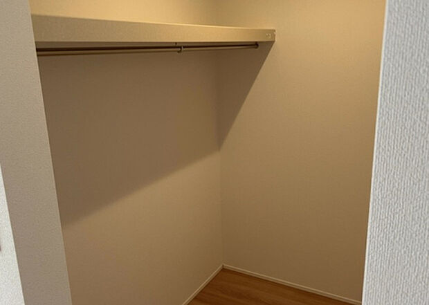 【ウォークインクローゼット】ウォークインクローゼットがあれば、クローゼット内でコーディネートが完成できますし、季節の変わり目に行う衣替えの手間も省けます。また、スーツケースなど大きいものもしまうことができ使い勝手がよいです。