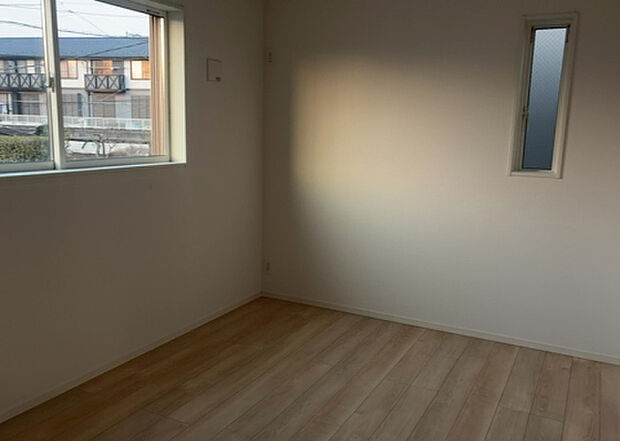 【洋室】洋室のメリットは重い家具が置きやすく、身の回りが整理しやすいことです。 床がフローリングのため畳とは異なり凹みにくいです。 クローゼットなど収納が豊富で、普段使わない旅行カバンや服の整頓も簡単にです。