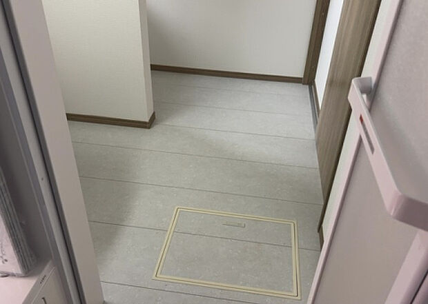 【脱衣場】多くの戸建て住宅で見かける洗面脱衣所は、洗面台と洗濯機が2畳ほどのスペースに並べられていて、洗面所が脱衣所を兼ね備えている間取りが一般的です。お客様が利用することもある、パブリックな空間でもあります。