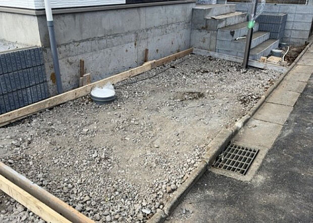 【その他設備】敷地内には、散水栓や立水栓があります。水道水を直接利用できるため、水を運ぶ手間を省くことが出来ます。大量の水を必要とする洗車作業や清掃などに役立ちます。その他設備とあわせて、現地でご確認ください。