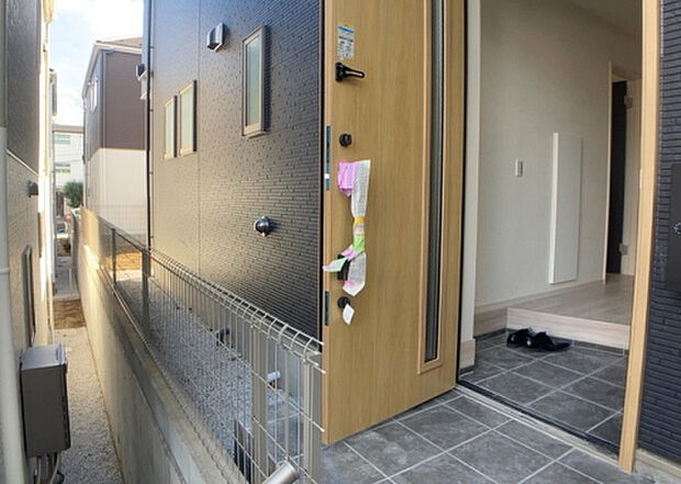 【庭】庭があることでガーデニングや家庭菜園はもちろん、こどもの遊び場やペットを放して遊ぶことができます。また、家の周囲に余裕があるということです。隣地との間があれば、十分な日当たりと、風通しが確保できます。