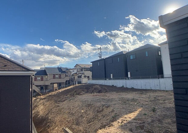 【物件からの展望】眺望を気にして物件を探す場合、前面に建物が建っていないか現地で確認しましょう！前面に建物があると景色はもちろん、日当たりや風通しにも影響が出てきます。住んだ時のことを想像しながら現地見学をしましょう。