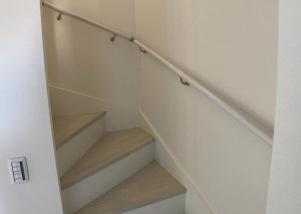 【内装】建物の上下階の通路である階段は、その位置によって動線や室内の印象が大きく左右されます。手摺にも重要な役割があり、転倒の防止・歩行や動作を円滑にして日常生活を支えることを主な目的として設置されています。