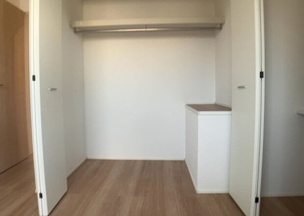 【ウォークインクローゼット】ウォークインクローゼットがあれば、クローゼット内でコーディネートが完成できますし、季節の変わり目に行う衣替えの手間も省けます。また、スーツケースなど大きいものもしまうことができ使い勝手がよいです。