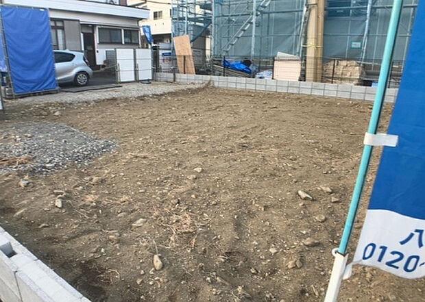 【玄関_2】玄関は、狭すぎると複数人で使いにくく、広すぎても無駄な空間になりがちです。最低2畳を目安にして、家の広さとの兼ね合いや家族の人数を考慮して決めるとよいでしょう。現地を見学して快適な玄関を選びましょう！