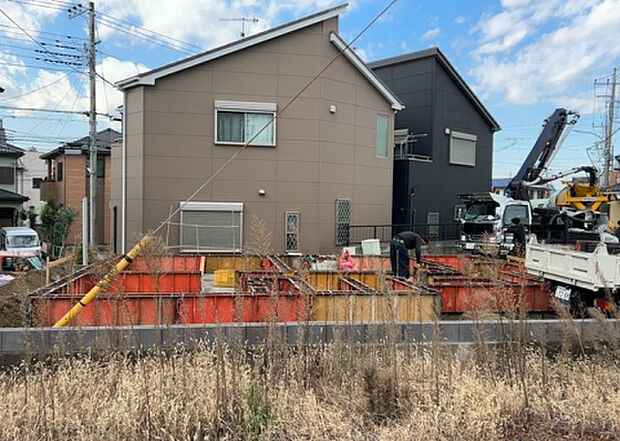 【庭_2】庭のある家に住むことのメリットとして、子どもたちの遊び場を確保できること、ガーデニングや家庭菜園を楽しめること、明るさを確保できることがあります。また、配置を工夫することでプライバシーが確保できます。