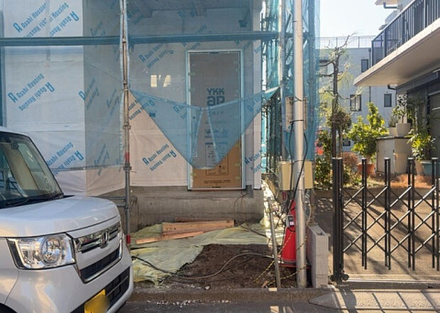 【玄関_2】玄関は、狭すぎると複数人で使いにくく、広すぎても無駄な空間になりがちです。最低2畳を目安にして、家の広さとの兼ね合いや家族の人数を考慮して決めるとよいでしょう。現地を見学して快適な玄関を選びましょう！