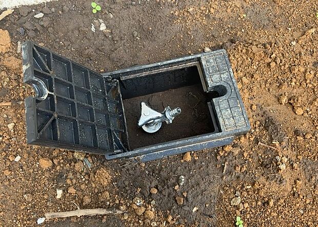 【外水栓】外水栓は、庭の水やりや洗車など、様々な用途に使える便利な設備です。ホースがしっかりと接続できるもの、水圧が安定しているものなど、使い勝手の良いものを選びましょう。また、凍結防止機能が付いているものなら、冬場でも安心して使用できます。