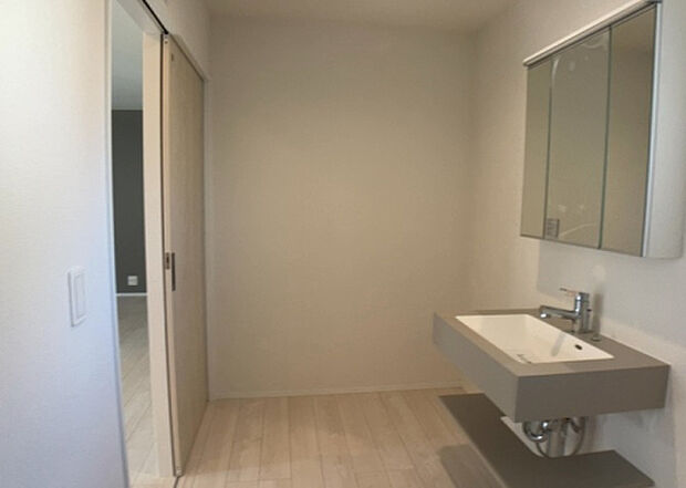 【脱衣場】多くの戸建て住宅で見かける洗面脱衣所は、洗面台と洗濯機が2畳ほどのスペースに並べられていて、洗面所が脱衣所を兼ね備えている間取りが一般的です。お客様が利用することもある、パブリックな空間でもあります。