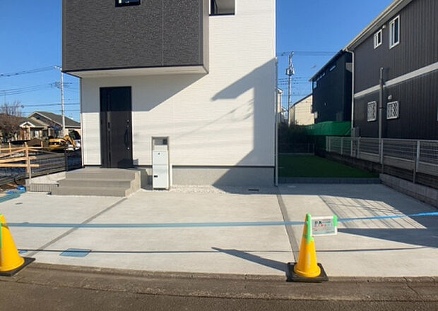 【駐車場】駐車場と明記されていても、最小スペースでつくられた駐車場だと大型車は駐車できなかったり、出入りしにくくなったりする可能性があります。お車のサイズと購入したい物件の駐車場のサイズを現地で確認しましょう。