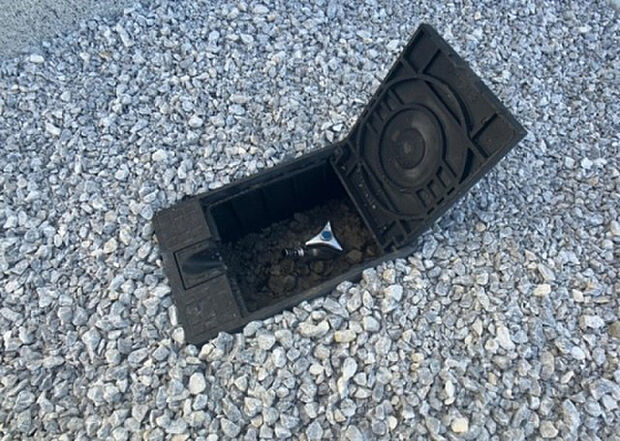 【その他設備】敷地内には、散水栓や立水栓があります。水道水を直接利用できるため、水を運ぶ手間を省くことが出来ます。大量の水を必要とする洗車作業や清掃などに役立ちます。その他設備とあわせて、現地でご確認ください。