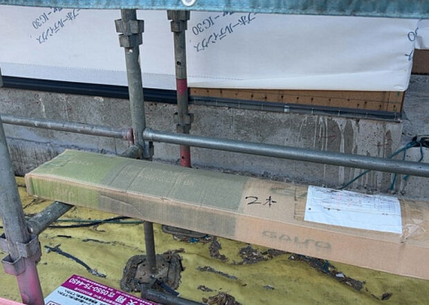 【構造・工法・仕様_2】ベタ基礎とは、柱の位置に関係なく全体に基礎がある事を指し、面積が大きい分建物の重さを全体に分散できます。また、地面からの湿気や害虫を遮断でき、木造住宅で心配されるシロアリ被害を防ぐ効果も期待できます。