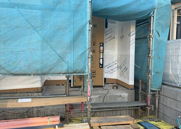 【玄関_2】玄関は、狭すぎると複数人で使いにくく、広すぎても無駄な空間になりがちです。最低2畳を目安にして、家の広さとの兼ね合いや家族の人数を考慮して決めるとよいでしょう。現地を見学して快適な玄関を選びましょう！