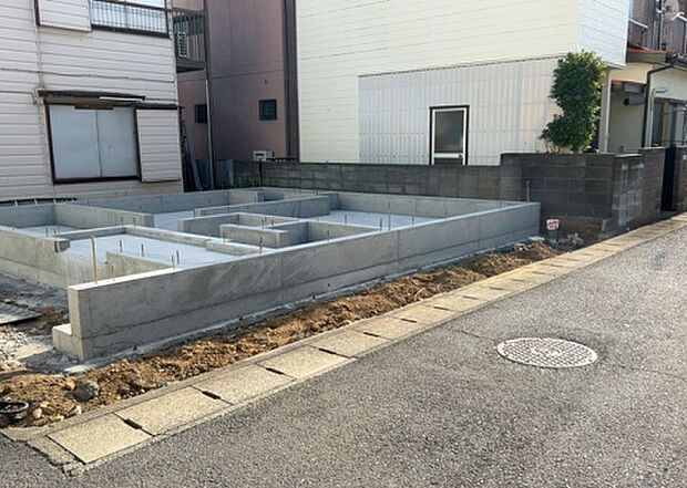 【庭】庭があることでガーデニングや家庭菜園はもちろん、こどもの遊び場やペットを放して遊ぶことができます。また、家の周囲に余裕があるということです。隣地との間があれば、十分な日当たりと、風通しが確保できます。