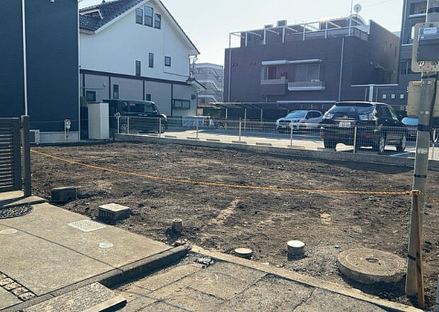 【玄関】玄関は家の顔でもあり、家族以外の目にも止まる場所です。玄関は外との間を仕切る扉、靴などをしまっておく収納スペース、靴脱ぎのたたきスペース、来客とのやり取りをするドアホンなど複数のアイテムからなります。