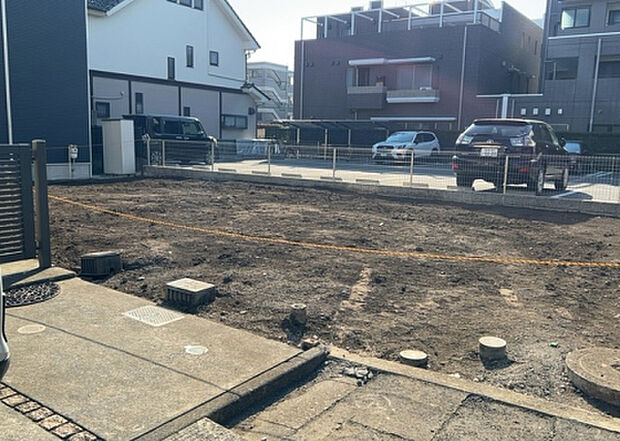 【玄関_2】玄関は、狭すぎると複数人で使いにくく、広すぎても無駄な空間になりがちです。最低2畳を目安にして、家の広さとの兼ね合いや家族の人数を考慮して決めるとよいでしょう。現地を見学して快適な玄関を選びましょう！