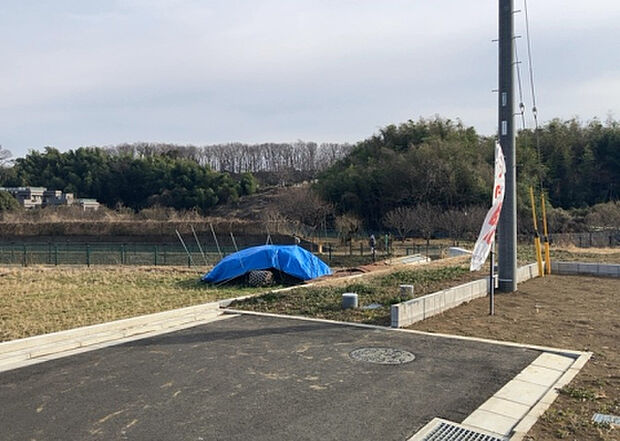 【物件からの展望_2】眺望を気にして物件を探す場合、前面に建物が建っていないか現地で確認しましょう！前面に建物があると景色はもちろん、日当たりや風通しにも影響が出てきます。住んだ時のことを想像しながら現地見学をしましょう。