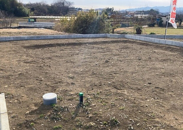 【構造・工法・仕様_2】ベタ基礎とは、柱の位置に関係なく全体に基礎がある事を指し、面積が大きい分建物の重さを全体に分散できます。また、地面からの湿気や害虫を遮断でき、木造住宅で心配されるシロアリ被害を防ぐ効果も期待できます。