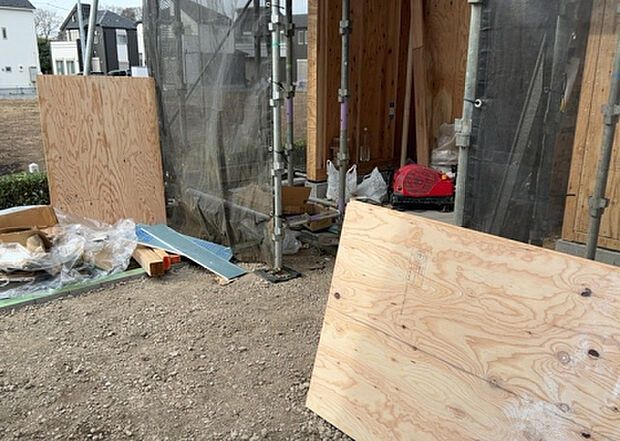 【構造・工法・仕様_2】ベタ基礎とは、柱の位置に関係なく全体に基礎がある事を指し、面積が大きい分建物の重さを全体に分散できます。また、地面からの湿気や害虫を遮断でき、木造住宅で心配されるシロアリ被害を防ぐ効果も期待できます。