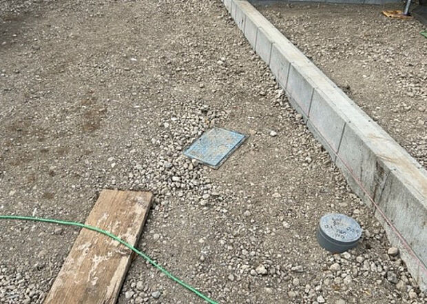 【その他設備】敷地内には、散水栓や立水栓があります。水道水を直接利用できるため、水を運ぶ手間を省くことが出来ます。大量の水を必要とする洗車作業や清掃などに役立ちます。その他設備とあわせて、現地でご確認ください。