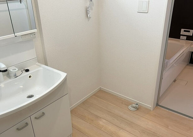 【ランドリースペース】ランドリースペースも気になります。洗濯機置場があり「洗う、干す、取り込む、アイロンがけ、たたむ」など、洗濯に関する家事をするための空間です。広さや収納など付帯設備も含めて、詳細は現地でご確認ください。