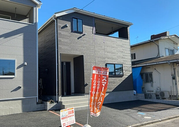 【前面道路含む現地写真_2】お持ちの車種によっては前面道路が広い方が便利でしょう。しかし、前面道路が広ければその分交通量が多くなるため、騒音などが気になる場合があります。実際に現地を見学し、周辺交通量や騒音などを確認しましょう！