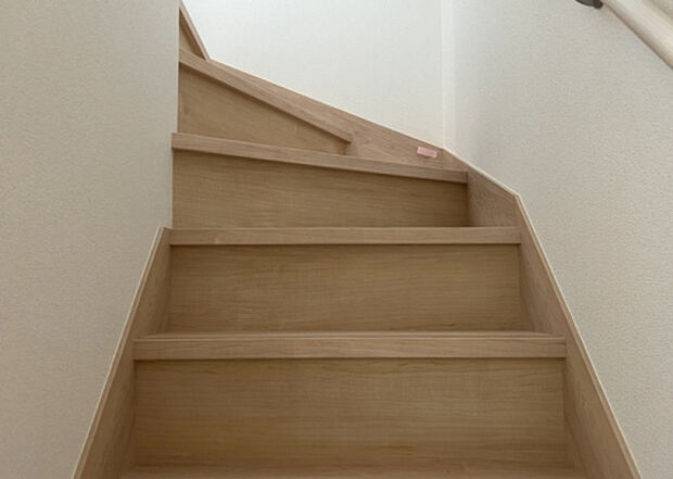 【内装】建物の上下階の通路である階段は、その位置によって動線や室内の印象が大きく左右されます。手摺にも重要な役割があり、転倒の防止・歩行や動作を円滑にして日常生活を支えることを主な目的として設置されています。