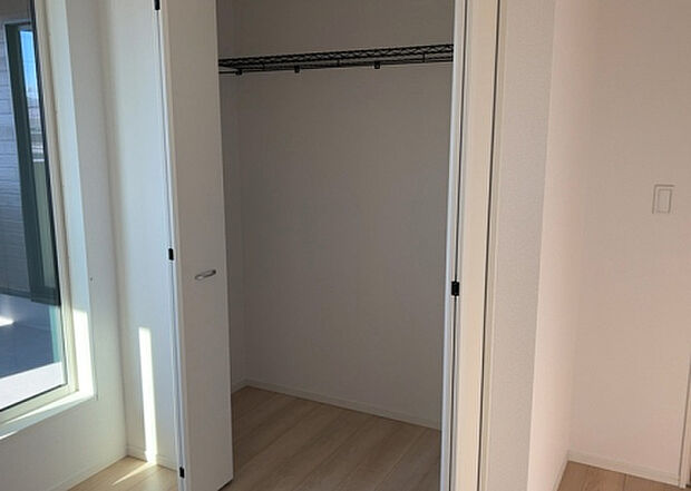 【ウォークインクローゼット】ウォークインクローゼットがあれば、クローゼット内でコーディネートが完成できますし、季節の変わり目に行う衣替えの手間も省けます。また、スーツケースなど大きいものもしまうことができ使い勝手がよいです。