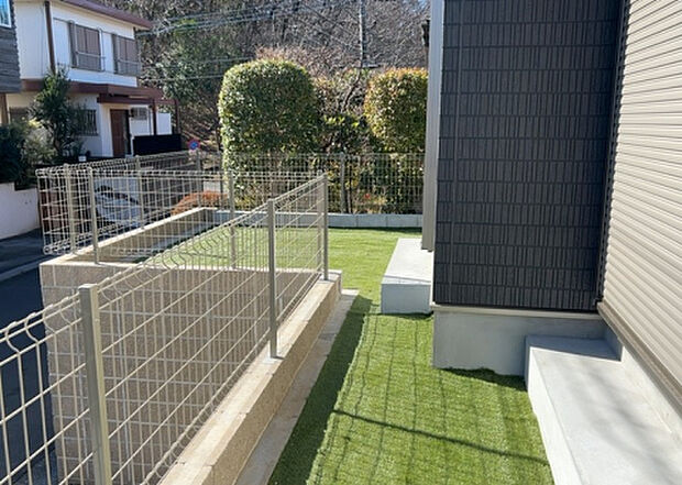 【庭】庭があることでガーデニングや家庭菜園はもちろん、こどもの遊び場やペットを放して遊ぶことができます。また、家の周囲に余裕があるということです。隣地との間があれば、十分な日当たりと、風通しが確保できます。