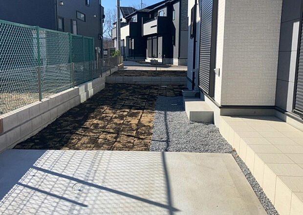 【庭】庭があることでガーデニングや家庭菜園はもちろん、こどもの遊び場やペットを放して遊ぶことができます。また、家の周囲に余裕があるということです。隣地との間があれば、十分な日当たりと、風通しが確保できます。