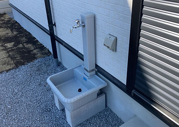 【その他設備】敷地内には、散水栓や立水栓があります。水道水を直接利用できるため、水を運ぶ手間を省くことが出来ます。大量の水を必要とする洗車作業や清掃などに役立ちます。その他設備とあわせて、現地でご確認ください。