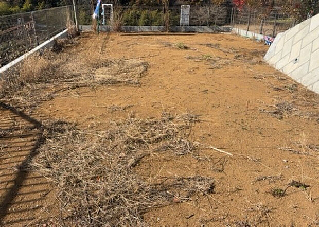 【構造・工法・仕様_2】ベタ基礎とは、柱の位置に関係なく全体に基礎がある事を指し、面積が大きい分建物の重さを全体に分散できます。また、地面からの湿気や害虫を遮断でき、木造住宅で心配されるシロアリ被害を防ぐ効果も期待できます。