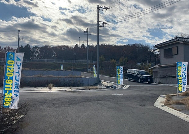 【物件からの展望_2】眺望を気にして物件を探す場合、前面に建物が建っていないか現地で確認しましょう！前面に建物があると景色はもちろん、日当たりや風通しにも影響が出てきます。住んだ時のことを想像しながら現地見学をしましょう。