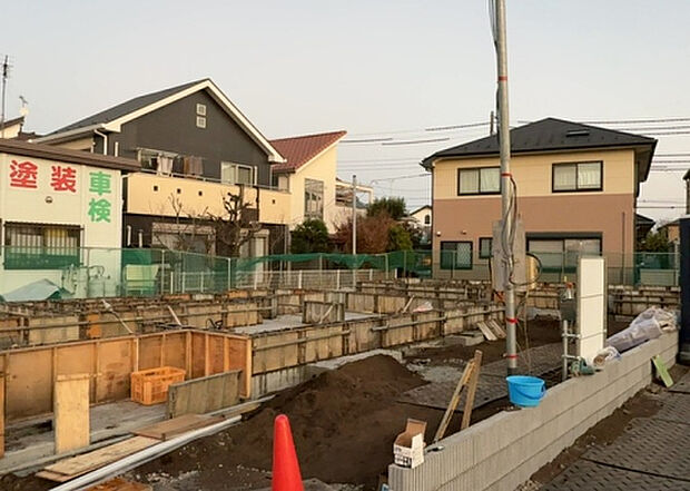 【物件からの展望_2】眺望を気にして物件を探す場合、前面に建物が建っていないか現地で確認しましょう！前面に建物があると景色はもちろん、日当たりや風通しにも影響が出てきます。住んだ時のことを想像しながら現地見学をしましょう。