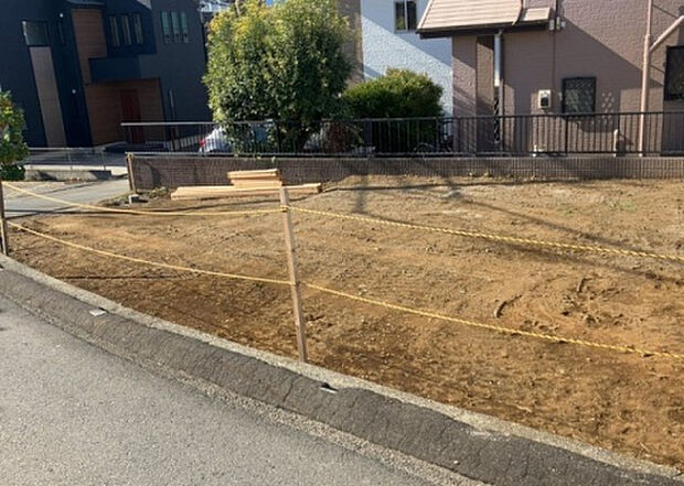 【庭_2】庭のある家に住むことのメリットとして、子どもたちの遊び場を確保できること、ガーデニングや家庭菜園を楽しめること、明るさを確保できることがあります。また、配置を工夫することでプライバシーが確保できます。