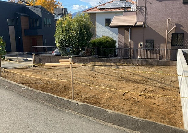 【玄関】玄関は家の顔でもあり、家族以外の目にも止まる場所です。玄関は外との間を仕切る扉、靴などをしまっておく収納スペース、靴脱ぎのたたきスペース、来客とのやり取りをするドアホンなど複数のアイテムからなります。