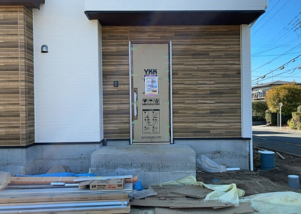 【玄関_2】玄関は、狭すぎると複数人で使いにくく、広すぎても無駄な空間になりがちです。最低2畳を目安にして、家の広さとの兼ね合いや家族の人数を考慮して決めるとよいでしょう。現地を見学して快適な玄関を選びましょう！