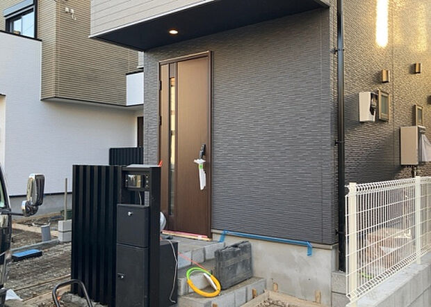 【玄関_2】玄関は、狭すぎると複数人で使いにくく、広すぎても無駄な空間になりがちです。最低2畳を目安にして、家の広さとの兼ね合いや家族の人数を考慮して決めるとよいでしょう。現地を見学して快適な玄関を選びましょう！