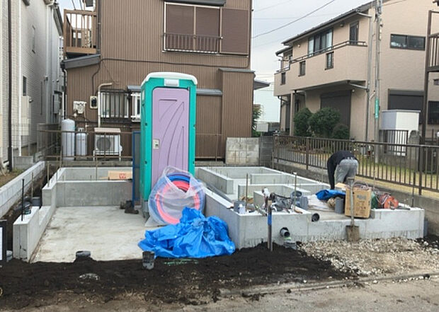 【外観_3】現地に行くなら、物件の周囲の地形がどうなっているかを見ることも大切です。周辺より低くなっている土地では、大雨などで水が集まりやすいため、地盤が弱くなっているということも考えられるため、注意が必要です。