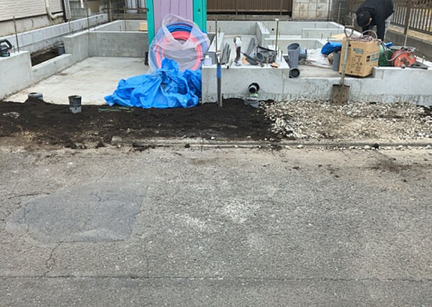 【庭_2】庭のある家に住むことのメリットとして、子どもたちの遊び場を確保できること、ガーデニングや家庭菜園を楽しめること、明るさを確保できることがあります。また、配置を工夫することでプライバシーが確保できます。